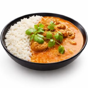 Un bol noir avec du riz blanc et du CURRY D'AGNEAU (minimum de commande 10 plats - 250g la part), garni de coriandre fraîche, sur fond blanc.