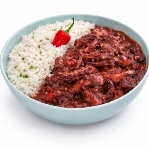 Un bol de FRICASSÉ DE CHATROU (250g) avec du riz blanc, des herbes, du poulpe épicé en sauce rouge et un piment rouge entier. Commande minimum : 5 portions.