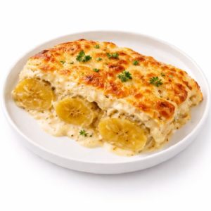 Une tranche de GRATIN DE BANANES PLANTIN (commande minimum de 5 portions, 250g chacune) garnie de fromage fondu et de persil, servie sur une assiette blanche.