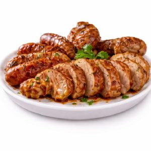Une assiette blanche avec GRILLADE DE FOIE DE VOLAILLE (Plat), composée de viande rôtie glacée et de saucisses entières, garnie de persil frais. Commande minimum : 5 plats de 300g/personne. Présenté sur fond blanc.