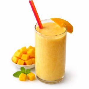 Un verre de 30cl de LASSI AU FRUIT avec deux pailles et une tranche de mangue est placé à côté d'un bol de mangue en dés, de quelques cubes de mangue et de feuilles de menthe, le tout disposé sur un fond blanc.