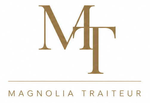 Logo avec de grandes lettres dorées superposées M et T au-dessus d'une ligne horizontale, avec les mots MAGNOLIA TRAITEUR en lettres majuscules dorées en dessous.