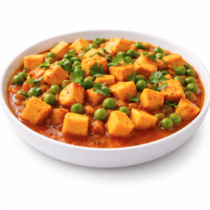 Un bol blanc rempli de MATTAR PANEER (250g), un curry indien composé de cubes de paneer, de pois verts et de pois chiches dans une sauce tomate épicée, garni de coriandre fraîche.