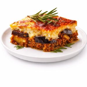 Une portion de MOUSSAKA (Plat - Min de commande 5 plats de 250g/Pers), composée de couches d'aubergines, de sauce à la viande et de béchamel, garnie de romarin et présentée dans une assiette blanche.
