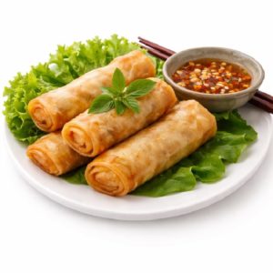 Quatre NEMS AU POULET (4 pièces/pers) croustillants sont disposés sur de la laitue dans une assiette blanche, garnie d'herbes. Un bol de sauce et une paire de baguettes sont placés à proximité.
