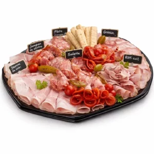 Le PLATEAU DE CHARCUTERIE (Pour 8/10 pers) présente une sélection de charcuteries assorties avec des tomates cerises, du persil, des olives et des gressins. De petits panneaux étiquetés identifient chaque variété de viande.