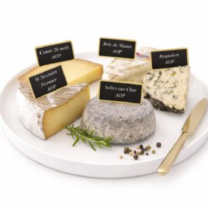 Le COFFRET FROMAGES DE NOS REGIONS (Pour 8/10 pers) se compose d'une assiette blanche avec Comté 20 mois AOP, Brie de Meaux AOP, St Nectaire Fermier AOP, Selles-sur-Cher AOP, et Roquefort AOP, et d'un couteau à manche doré.