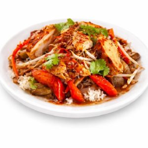 POULET À LA CITRONNELLE (250g/pers) : Tranches de poulet grillé avec riz sauté, poivrons rouges, germes de soja, coriandre et sauce brune savoureuse servis dans un plat blanc.