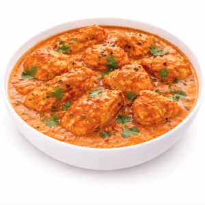 Un bol blanc de POULET TIKKA (300g), curry de poulet orange crémeux garni de feuilles de coriandre fraîches, sur fond blanc.