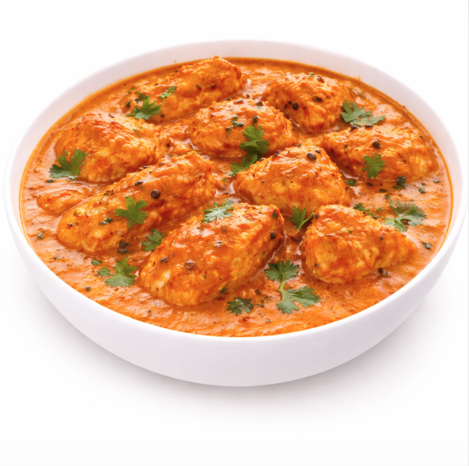 Un bol blanc de POULET TIKKA (300g), curry de poulet orange crémeux garni de feuilles de coriandre fraîches, sur fond blanc.