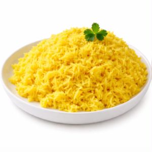 Une assiette de RIZ BASMATI AU SAFRAN (250 g), un riz jaune vif garni de persil, est présentée sur un fond blanc uni.