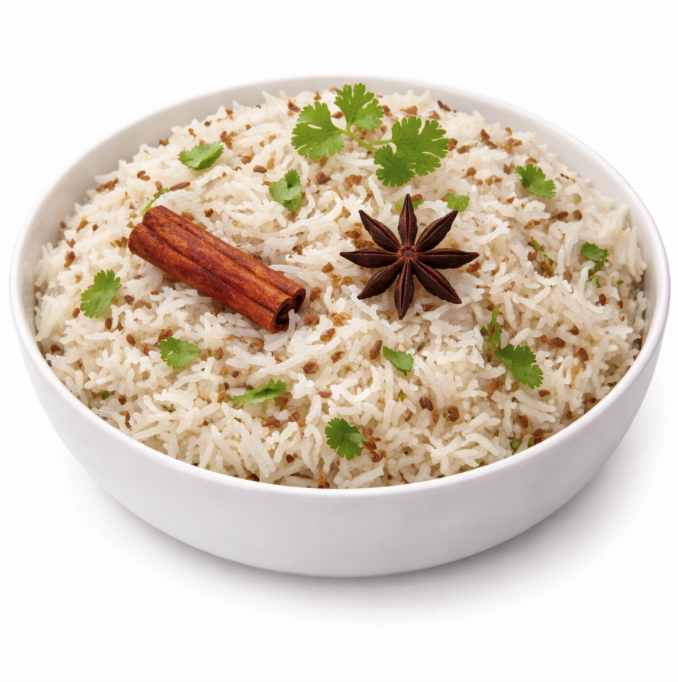 Un bol blanc de riz cuit RIZ BASMATI NATURE (250 g), garni de feuilles de coriandre, d'un bâton de cannelle et d'une étoile de badiane, le tout sur un fond blanc uni.