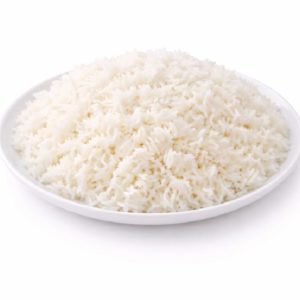 Une assiette blanche remplie de RIZ BLANC (Minimum de commande 5 parts - 250g la part), présentant des grains visibles de riz blanc cuit sur un fond blanc uni.