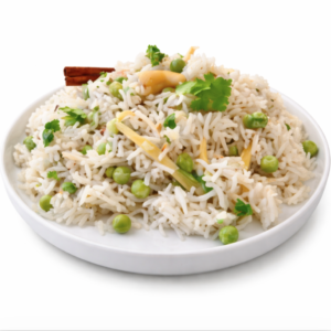 Une portion de RIZ MATTAR PULAO (250g), composé de riz basmati cuit et de pois verts, garni de coriandre fraîche, de tranches de gingembre et d'un bâton de cannelle sur une assiette blanche.