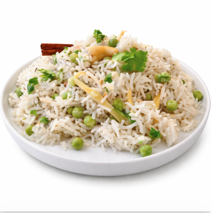 Une portion de RIZ MATTAR PULAO (250g), composé de riz basmati cuit et de pois verts, garni de coriandre fraîche, de tranches de gingembre et d'un bâton de cannelle sur une assiette blanche.