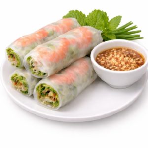 ROULEAU DE PRINTEMPS (Vendu par 2) : Rouleaux vietnamiens frais garnis de crevettes, légumes et herbes, servis avec sauce à tremper et une touche de menthe fraîche.