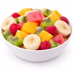 Un bol de SALADE DE FRUITS EXOTIQUES (Minimum de commande 5 parts - 200g), comprenant des tranches de banane, de kiwi, d'orange, de pastèque et des framboises entières, présenté sur un fond blanc.