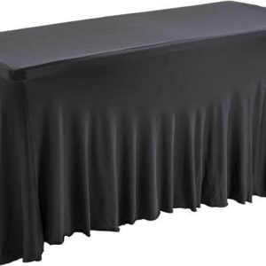 Une table rectangulaire recouverte de la NAPPE HOUSSE NOIRE RECTANGULAIRE 2m x 0,60cm, une nappe noire ajustée qui atteint le sol de tous les côtés.