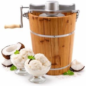 Le SORBET COCO ANTILLAIS 1L (Fait maison) est présenté avec des noix de coco coupées en deux, de la noix de coco râpée et deux coupes en verre de sorbet à la noix de coco garnies de feuilles de menthe.